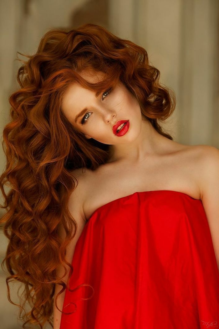 медна коса, красиви къдрици, червени устни, червена рокля, с голи ръце