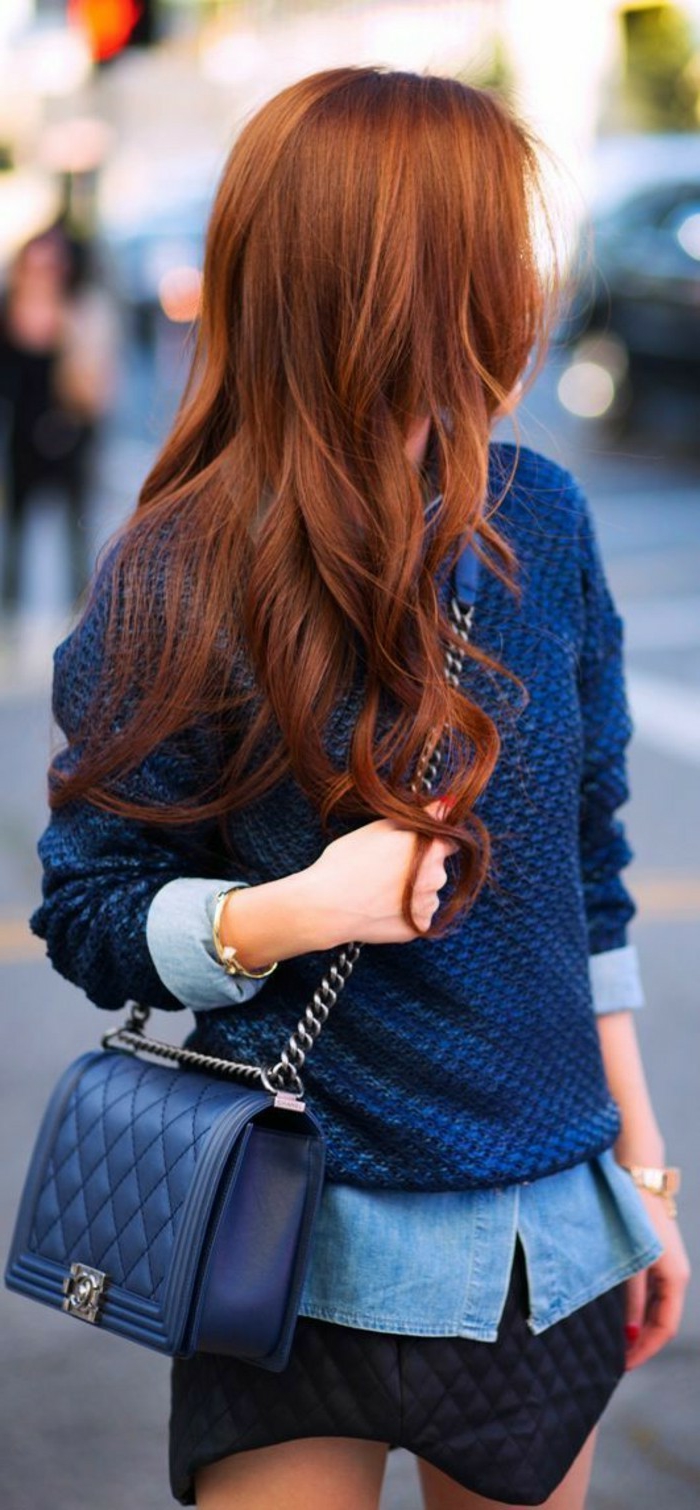 медна цветна коса, ежедневен вид, тъмносин пуловер, дънкова риза, синя кожена чанта