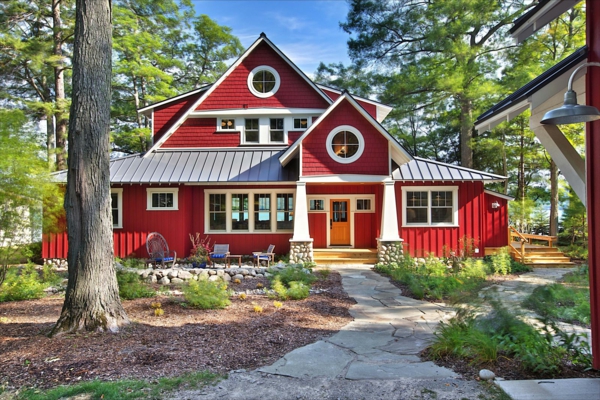 crvena kuća boja fasada - lijepa kuća u šumi