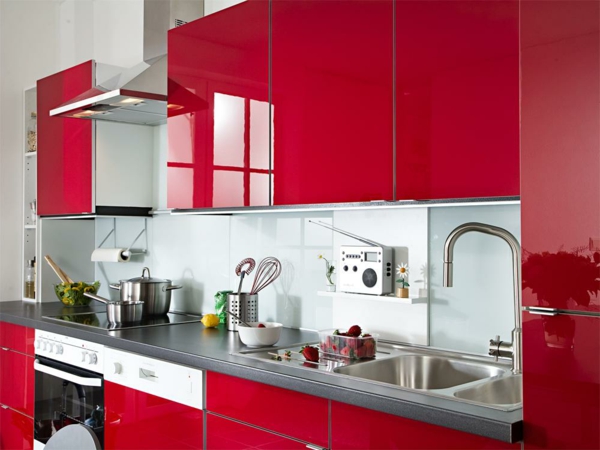 punainen-keittiö-kaunis-look-ylellinen huonekaluja