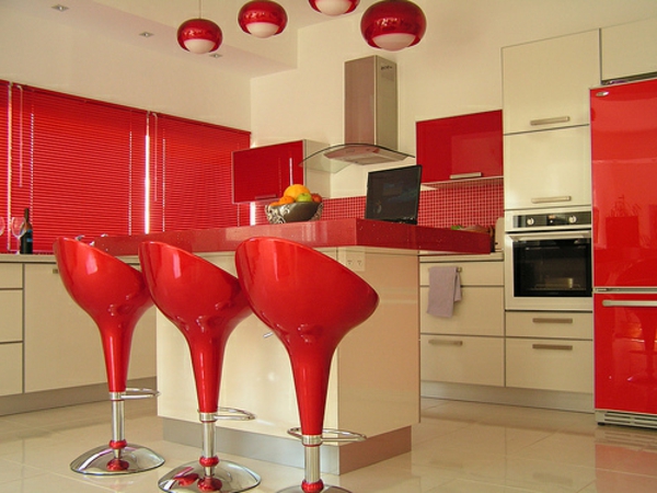 puna-keittiö-seinävärin kolmen viileä-puna-baarituolit