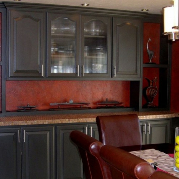 puna-keittiö-seinävärin tummaa kaapit