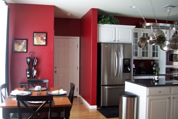 puna-keittiö-seinävärin-hyvin-mukava suunniteltu