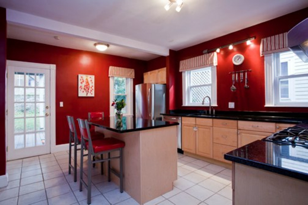 punaiset seinät modernissa suuressa keittiössä