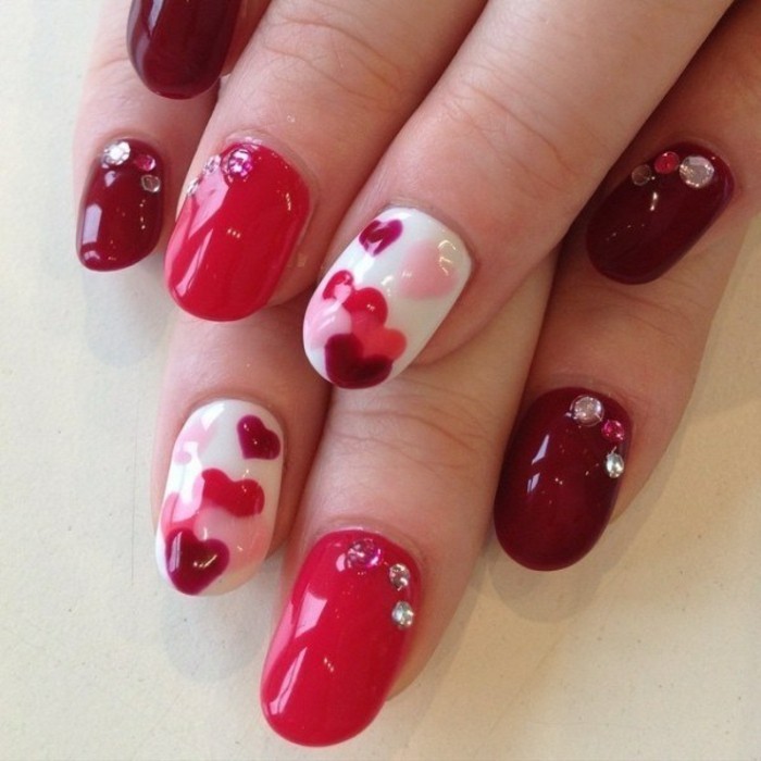 clavos-con-brillo-valentine-idea-para las uñas de color rojo marca Diseño-con-corazón-en-rojo-blanco y rosa