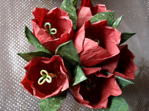 Pliegues de flores de papel rojo - foto tomada desde arriba