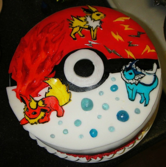 idée pour une grande tarte rouge avec des motifs pokémon - voici trois petits êtres pokémon, feu, pokémon renard et un pokeball rouge