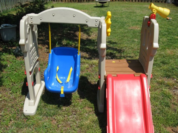 rouge-slide-et-bleu-swing-de-plastique-jardin-design-idées-aire de jeux