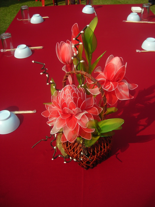 punainen-pöydän koristelu-kukkien-huopa punaisella
