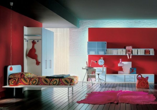 crvene zidove u suvremenoj sobi za mlade - sa ciklamenskim tepihom