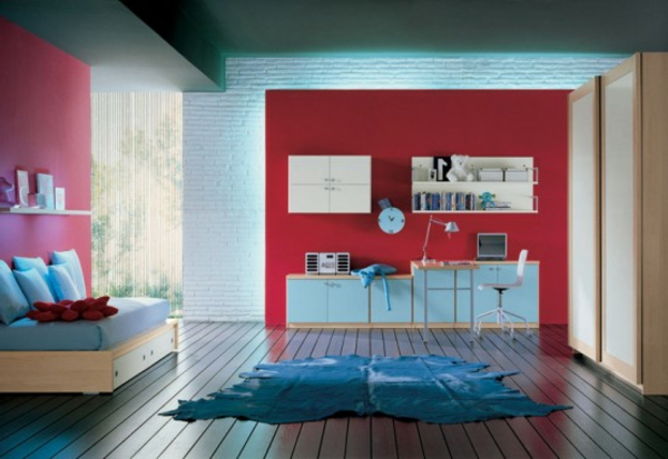 alfombra roja-pared-en-la-moderna-habitación-juvenil-blaeuer