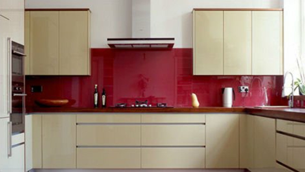 الجدران الحمراء ، لوحات ، مقابل المطبخ ، فائقة الحديث ، والجمع بين البيج والأحمر