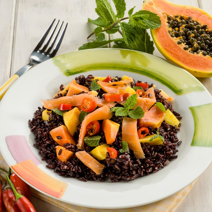 crna riža recept egzotična hrana s rižom ribom losos rajčica ukras ukras i papaya chilli