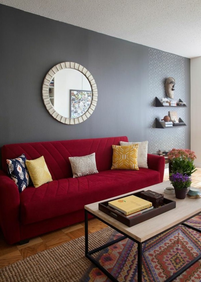 crvena kauč jastuk s modernim uzorak-sivo-zid-okrugli ogledalo-berba tepihu