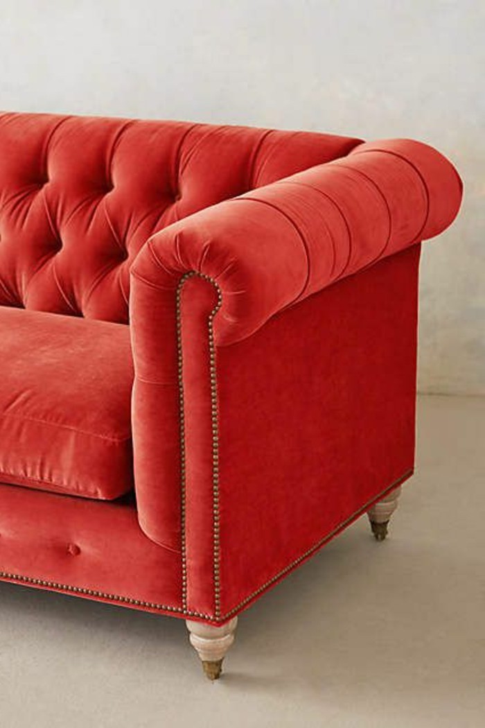 червен диван в кадифе с модерен дизайн