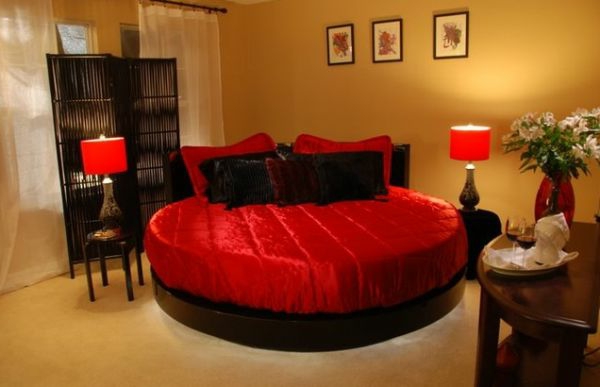 crveno-elegantno-krevet-duvet pokriva u crveno