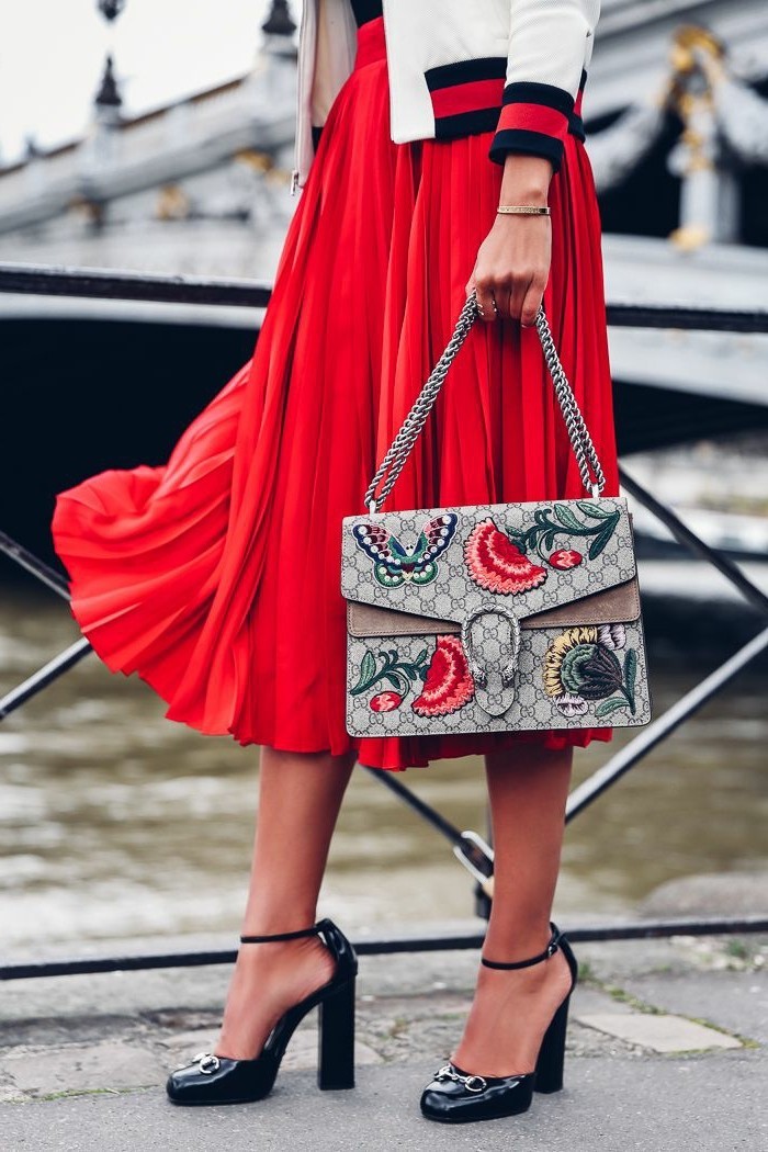 crveno-dress-kombiniraju-moderne-elegantna učinkovite Gucci torba-cipele-s-krupan-pete-crveno-rock-pra-jakne