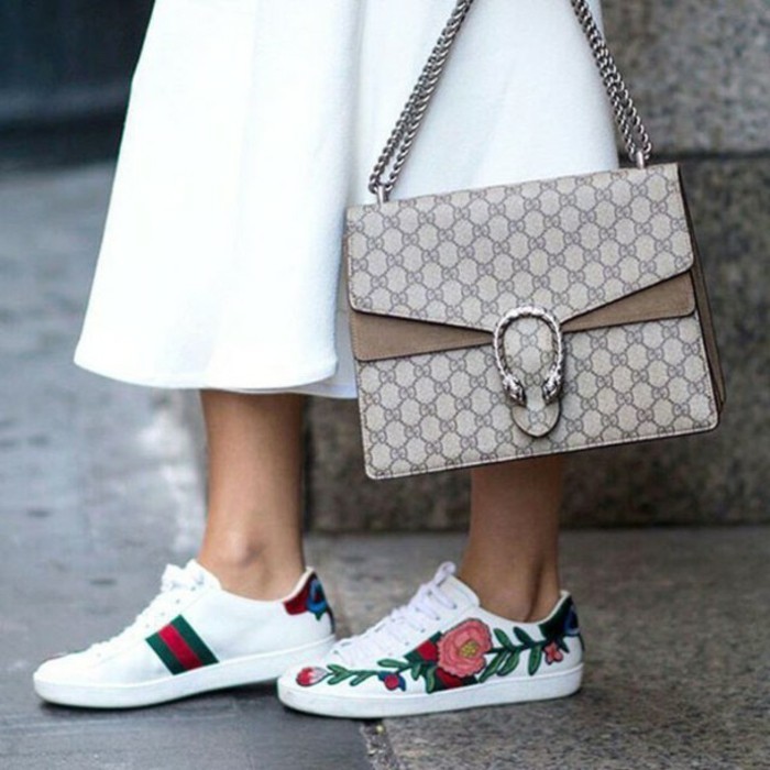 crveno-dress-s-cipele-kombinirati Gucci tenisice i torbu-sa-svim-moguće-kombi-može-bijelo-bež cvijeća