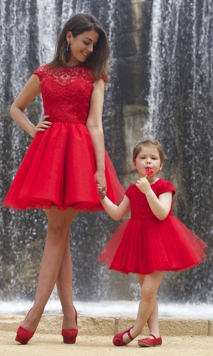 crvenih haljina-cipele-majka-i-kćer-in-crveno-haljini-s-crveno-cipele-lizalica-froehliche-trenutaka