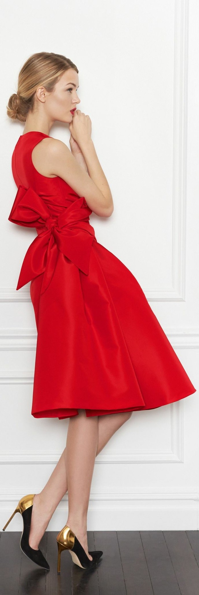 crvena haljina cipele koje Zlatne cipele pete crvenih haljina plava-kosa-lijepa frizura-ideje-pogled