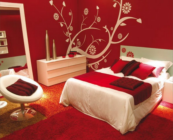 κόκκινο-ρομαντικό υπνοδωμάτιο σχεδιασμού-με-ενδιαφέρον-τοίχο σχεδιασμός