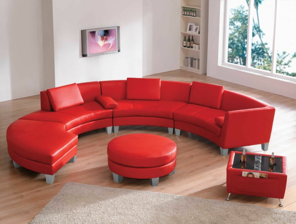 crveno-šik kauč-u-pola okruglog oblika