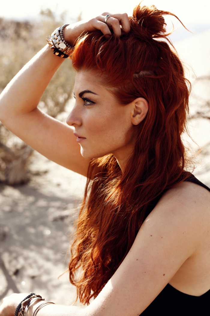 valitse täydellinen sävy punaisesta ja väritä hiuksesi, kuparipunaiset hiukset, paljon rannerenkaita, musta pää