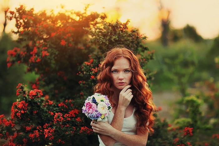 естествена червена, дълга коса, красиви къдрици, бял връх, малък куп цветя