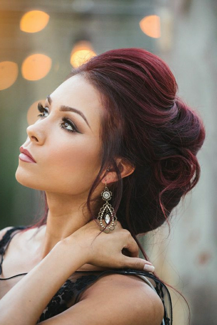 tamnocrvenu kosu, elegantnu frizuru, večernju haljinu, u kombinaciji s privlačnim nakitom, prekrasnim trepavicama