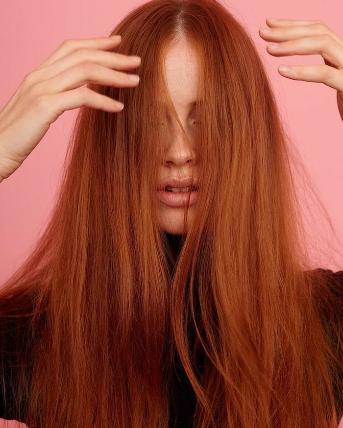 Медна червена коса, дълга и гладка, светла кожа, розови устни, изберете перфектния нюанс на червената и боядисваната коса