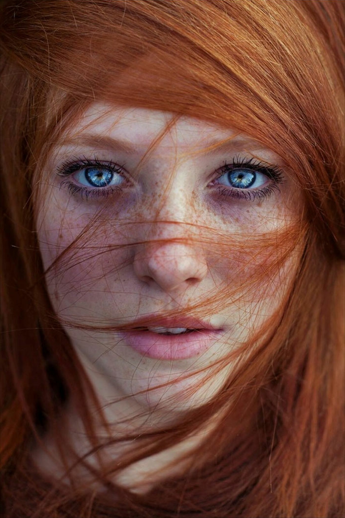 естествена червена коса, лунички, красиви сини очи, розови устни, естествена красота