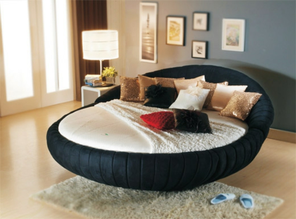 Okrugli krevet - privlačan dizajn - svjetiljka pored mnogih jastuka za bacanje