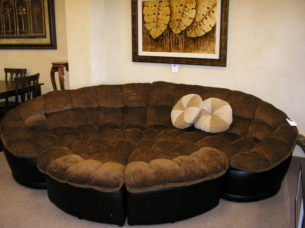 圆形沙发 - 棕色 - 模型 - 和一张关于它的图片