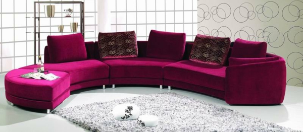 gömbölyű kanapék-a-modell-ben zyklamenfarbe- puha szőnyegen