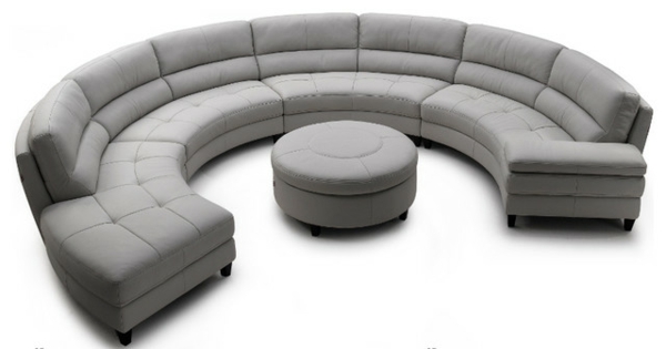 Fondo blanco redondo del diseño gris del sofá