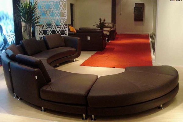 Кръгъл диван модерен дизайн оранжев килим