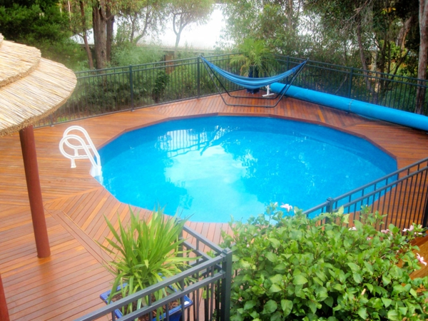 round-pool-foto-from-top-taken-next to it es un columpio en azul