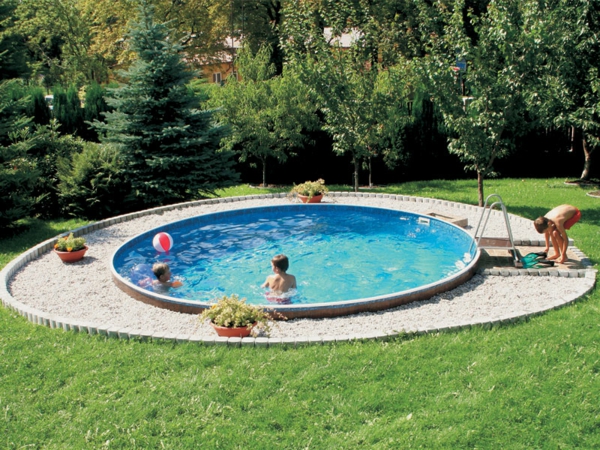 entorno natural de la piscina redonda al lado de la hierba