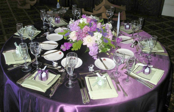 décoration de table ronde- beau bouquet au milieu
