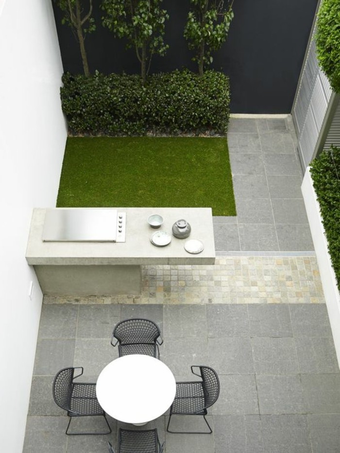 okrugli-stol-i-sivo-stolice-slika-kreiranju up-to-dvorištu