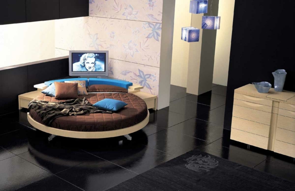 кръгло легло-уютна стая-модерен дизайн на стените