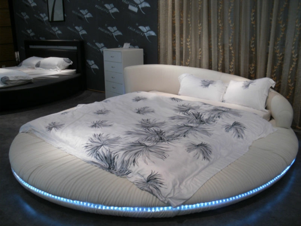 кръгло легло-интересно осветление-интересен дизайн на стената