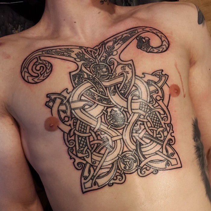 човек, гърди, татуировка на гърдата в черно с много елементи