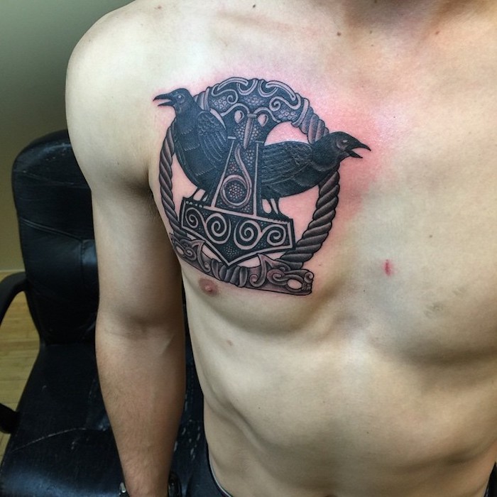 rune tetovaža u crnoj i sivi, ptica, uže, krug