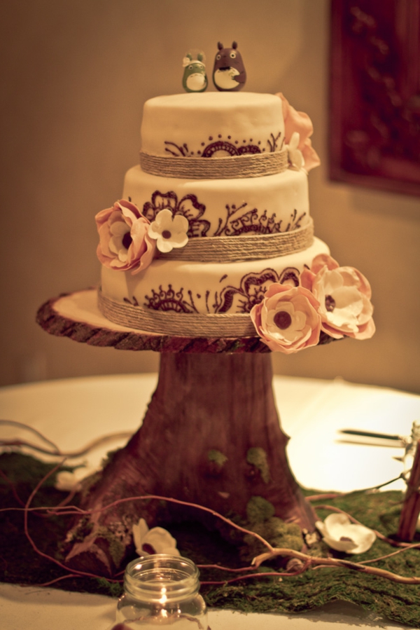 celebrando la boda de madera - hermoso pastel blanco