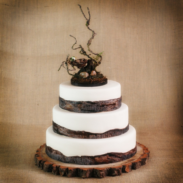 celebración de la boda de madera - torta blanca en tres pisos