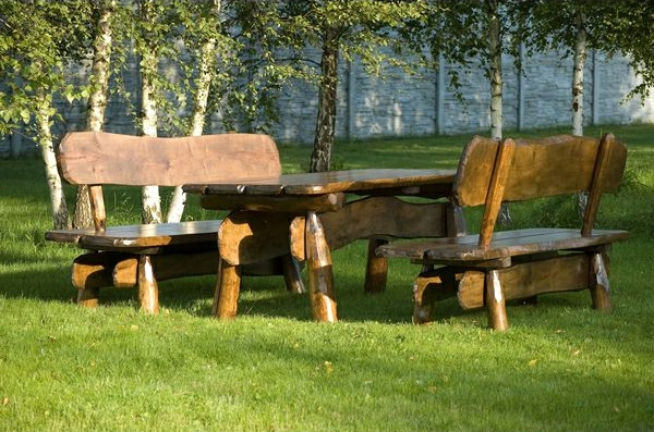 rusztikus kerti bútorok set-in-gras