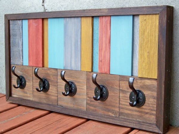 -rustikaler стил дървена стена кука в различни цвята