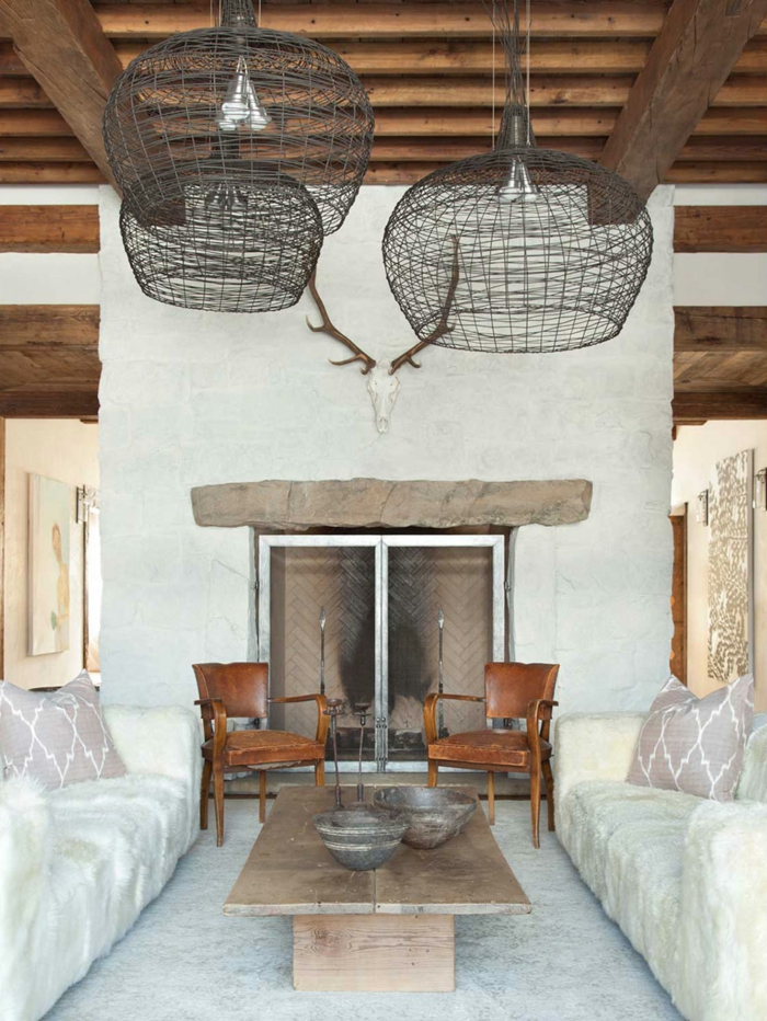 селски интериор модерни мебели рога камина дивани столове холна маса кънтри стил