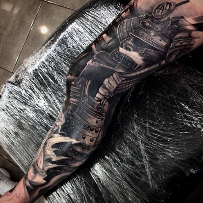 Fighter tetovaža, noga, beintattoo u crnoj i sivoj, samuraj